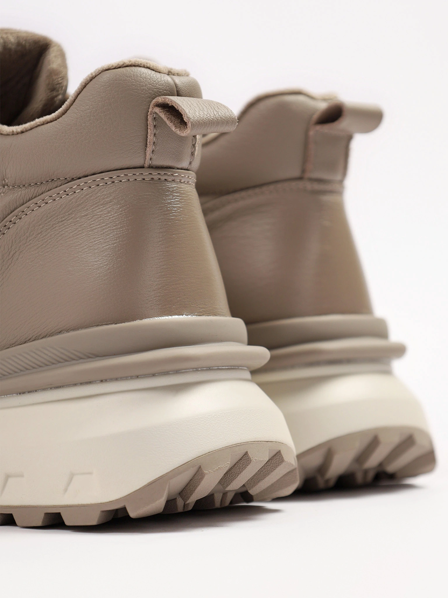 Кроссовки серого цвета на средней рельефной подошве